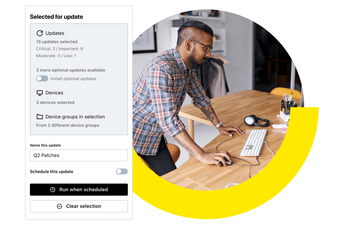 Homem usando os recursos de gestão de patches do GoTo Resolve no notebook para personalizar máquinas da empresa.
