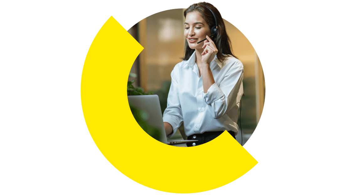 A call center agent delivers 24/7 responsive support to customers through GoTo Connect’s web chat tool.