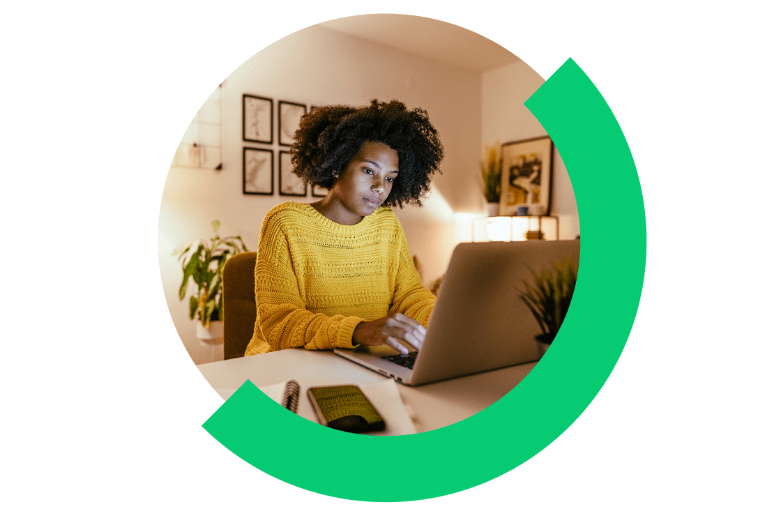 Mulher usando o GoTo Webinar em uma sessão de treinamento remoto.