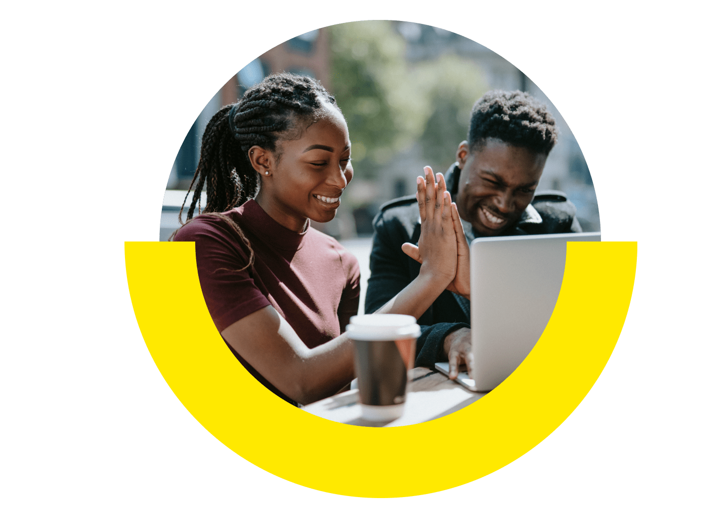 Due persone che battono il cinque di fronte al loro pc