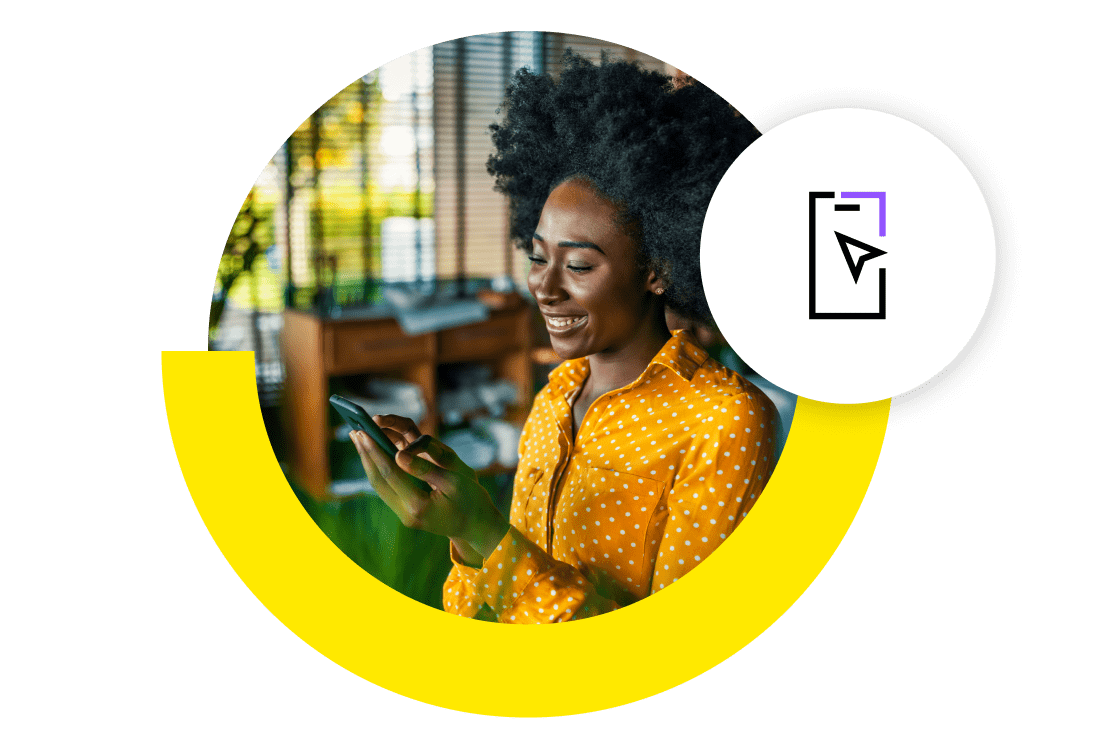 Funcionário usando seu dispositivo móvel com segurança para trabalho com a ajuda do gerenciamento de dispositivos móveis do GoTo Resolve.